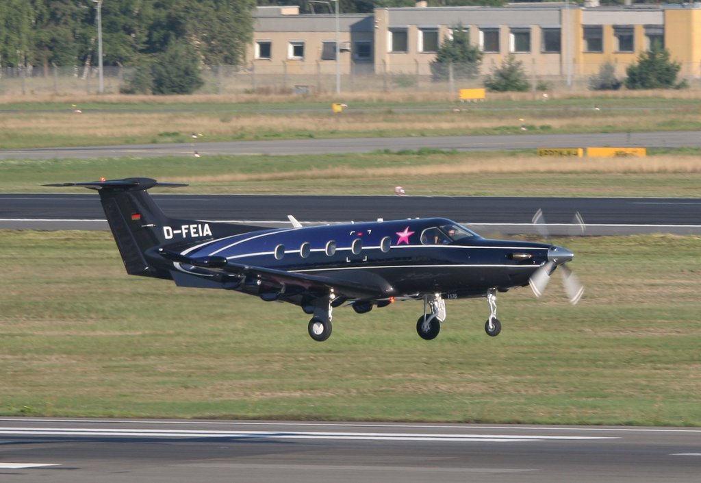 Private Pilatus PC 12/47E D-FEIA beim Start in Berlin-Tegel am 05.09.2010