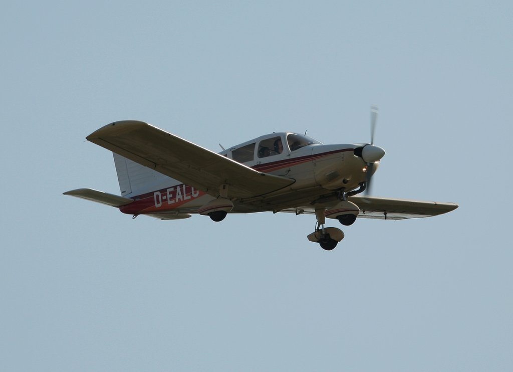 Private Piper PA-28-100 Cherokee G D-EALC kurz vor der Landung in Berlin-Tegel am 17.09.2011