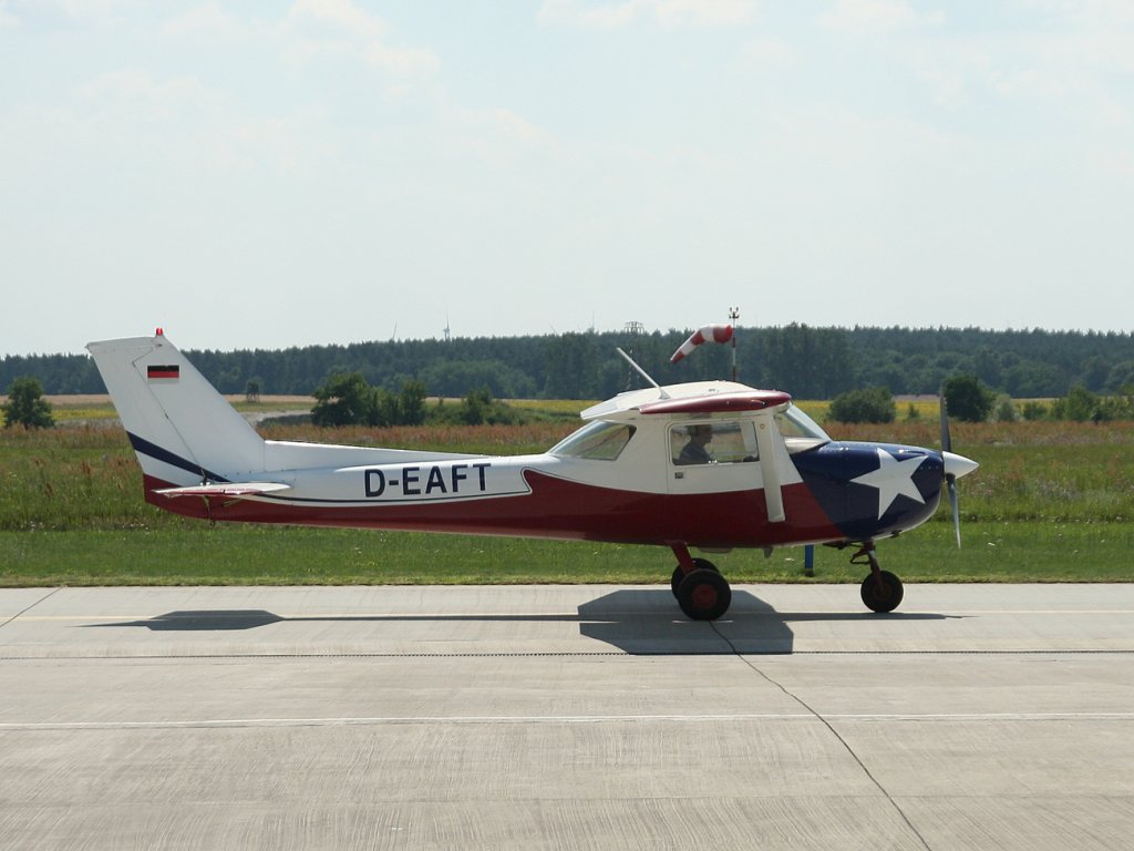 Private Reims-Cessna FRA-150L Aerobat D-EAFT am 16.07.201 auf dem Flugplatz Strausberg