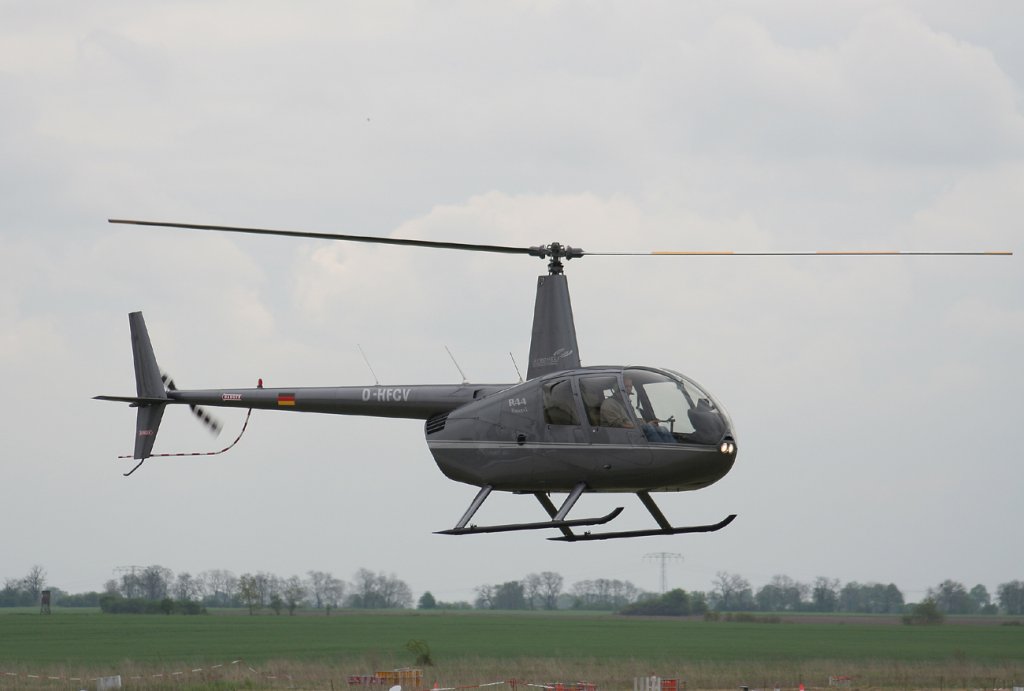 Private Robinson R 44 Raven I D-HFCV whrend des Flugprogramms beim Flugplatzfest in Strausberg am 08.05.2010