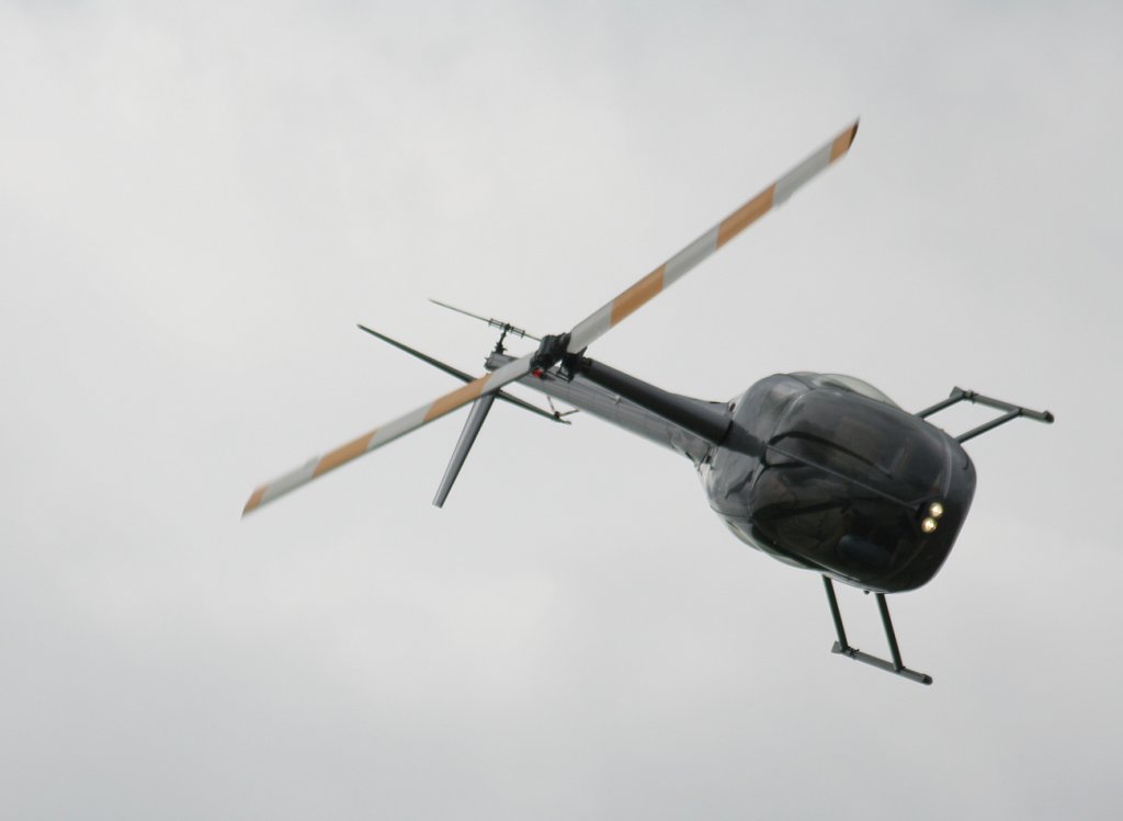 Private Robinson R 44 Raven I D-HFCV whrend des Flugprogramms beim Flugplatzfest in Strausberg am 08.05.2010