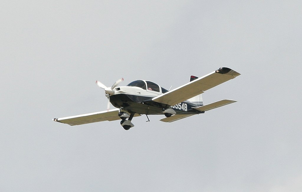 Private Tiger Aircraft AG-5B N6454B bei der Landung in Berlin-Schnefeld am 10.07.2012