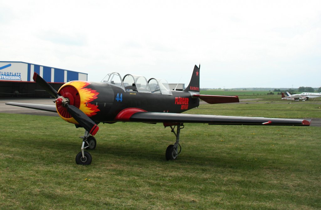 Private Yakovlev Yak-52 RA-1047K beim Flugplatzfest in Strausberg am 08.05.2010