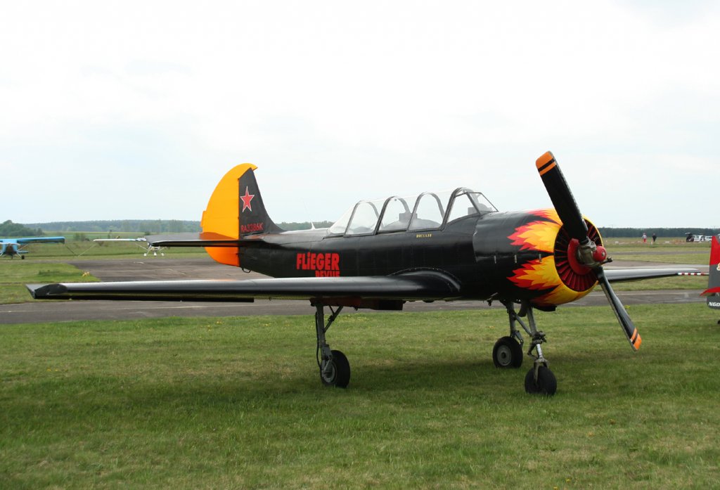 Private Yakovlev Yak-52 RA-3386K beim Flugplatzfest in Strausberg am 08.05.2010