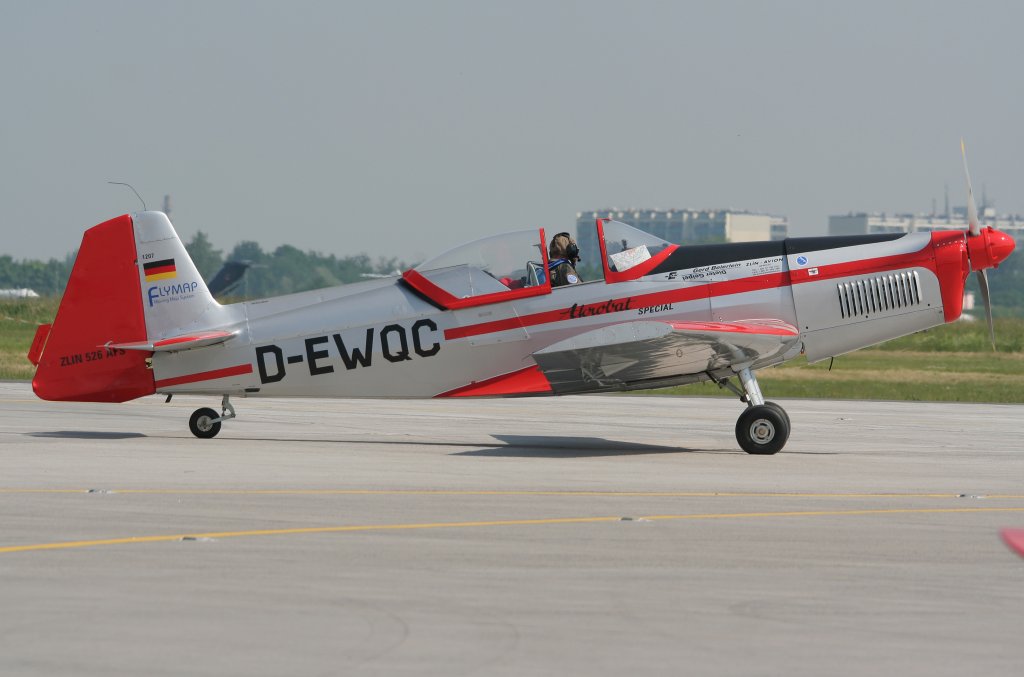 Private Zlin-526 AFS D-EWQC bei der Ankunft auf der ILA in Berlin-Schnefeld am 10.06.2010
