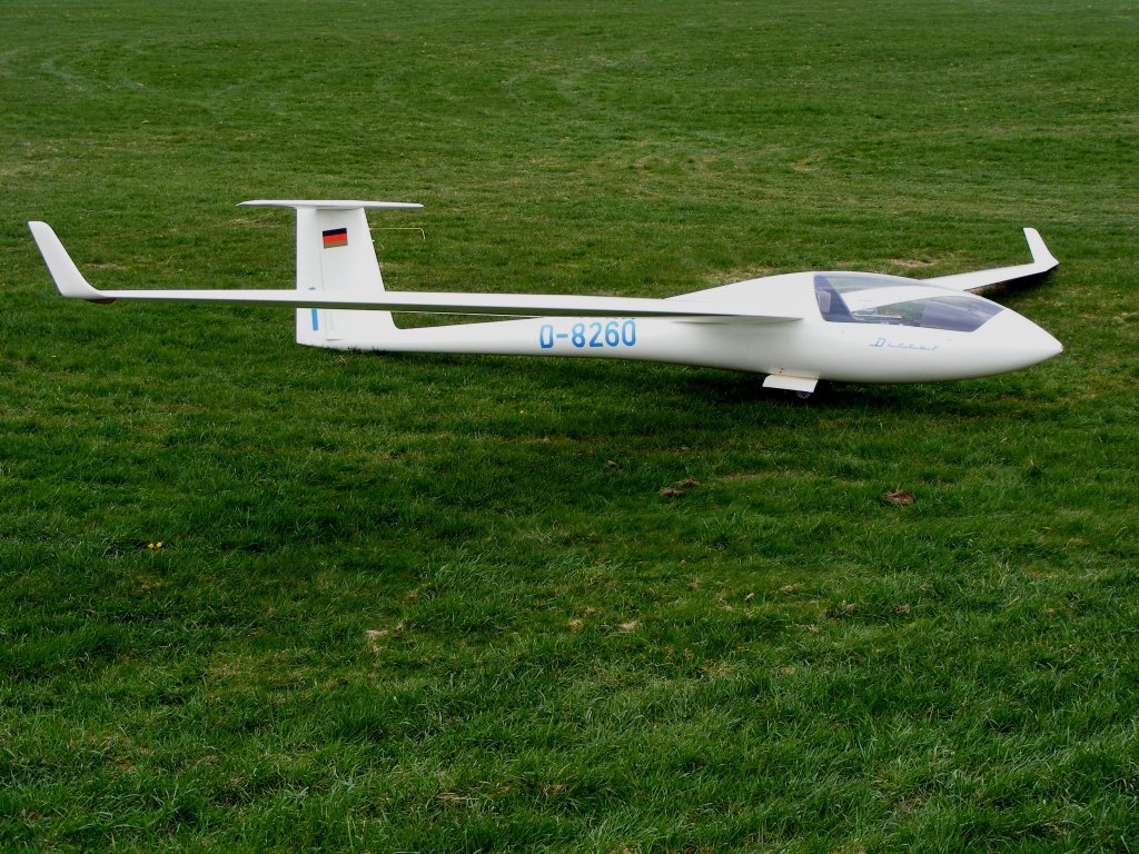 Privater DISCUS B D-8260 auf dem Flugplatz Gera EDAJ am 16.4.2011