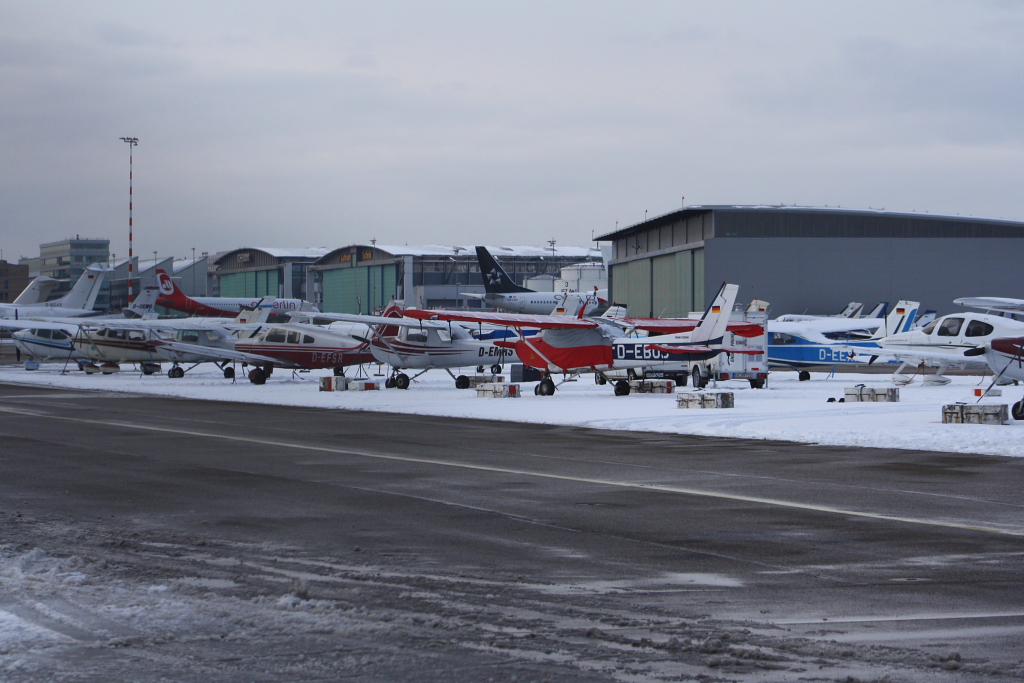 Privatflugzeuge am General Aviation Terminal in Stuttgar-Echterdingen (18.12.10)
