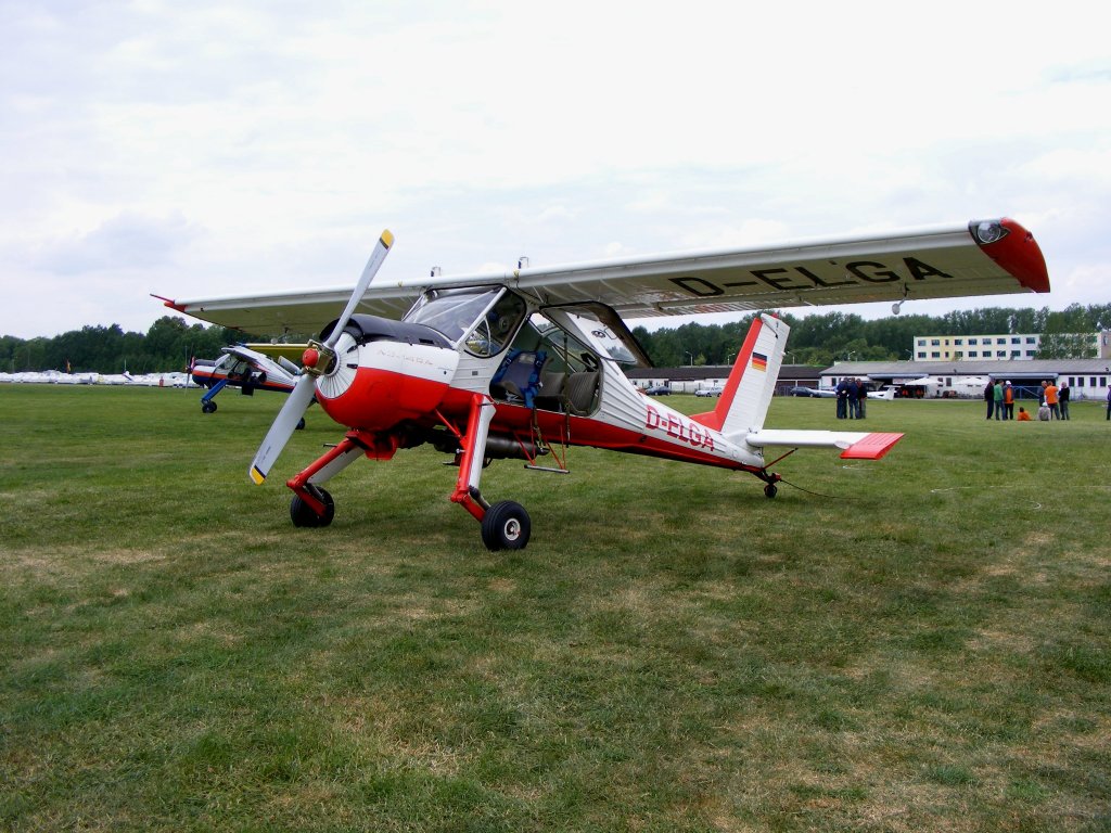 PZL 104 Wilga 35 D-ELGA bei den deutschen Meisterschaften im Segelflug auf dem Flugplatz Zwickau (EDBI) am 28.5.2011
