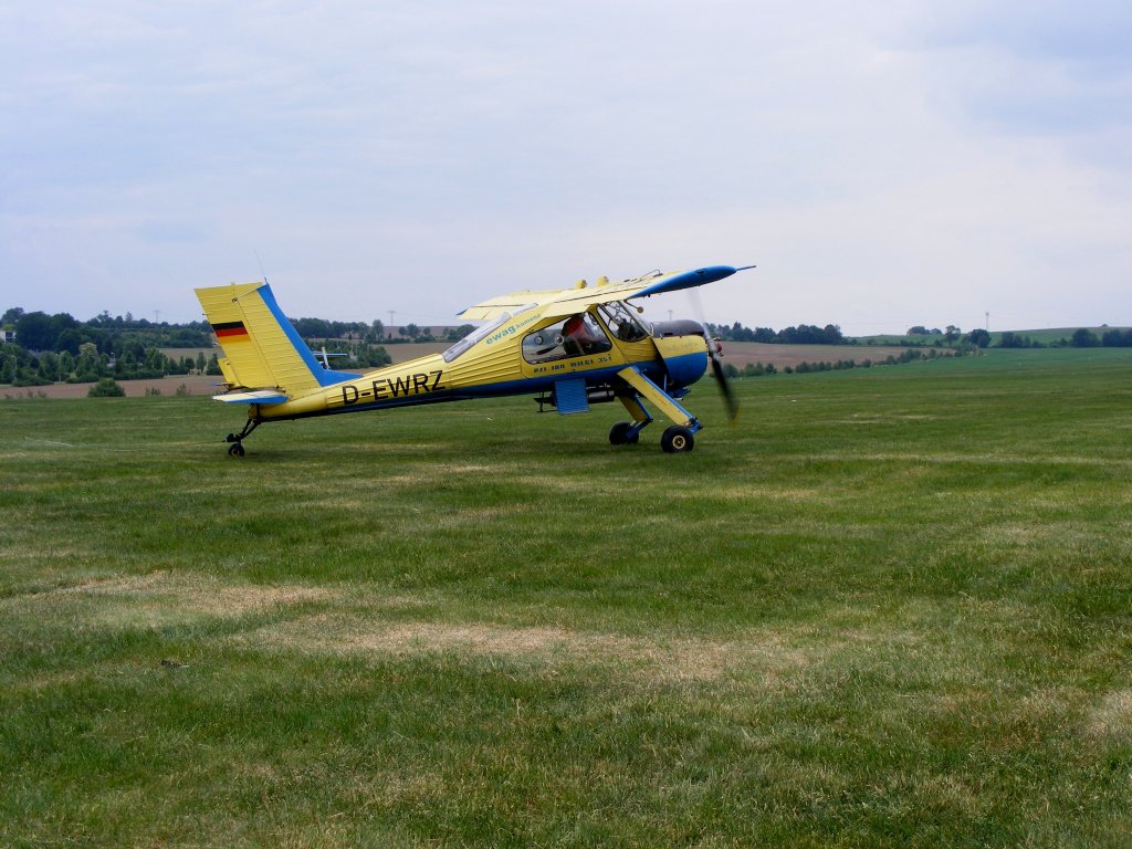 PZL 104 Wilga 35 D-EWRZ im Schleppeinsatz bei dem DM im Segelflug auf dem Flugplatz Zwickau (EDBI) am 28.5.2011