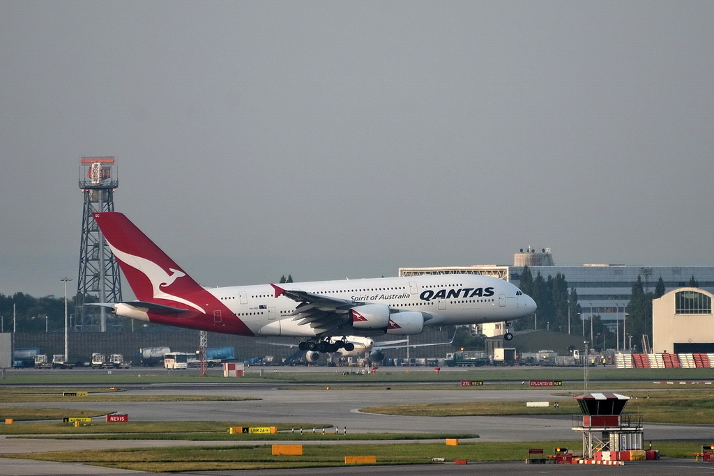 Qantas, VH-OQC, Airbus A380-842. Morgens kurz vor sieben Uhr kam der erste A380 auf der Bahn 27L, der zweite A380 folgte nach 30 Minuten. Die Bahn 27L ist ca. 1800 m von meinem Fotostandpunkt im Hotel Holiday Inn entfernt, aber mit einem 450 mm Tele erwischt man auch den Riesenairbus. 31.7.2011