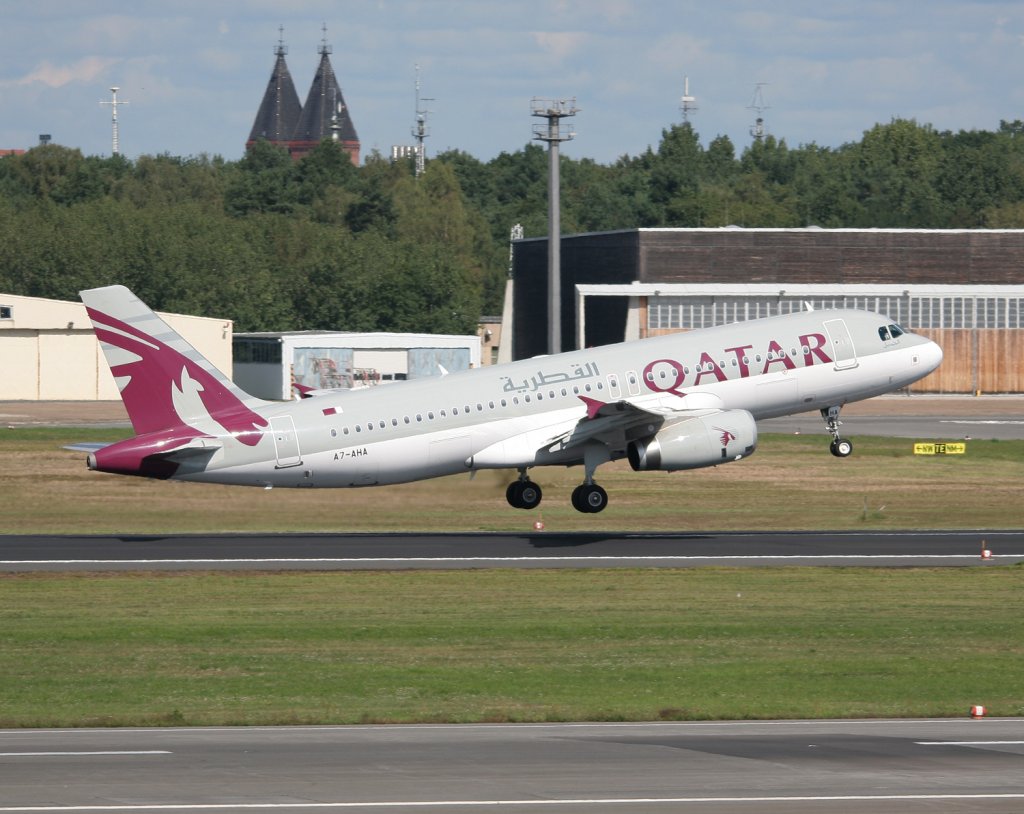 Qatar Airways A 320-232 A7-AHA beim Start in Berlin-Tegel am 05.09.2010
