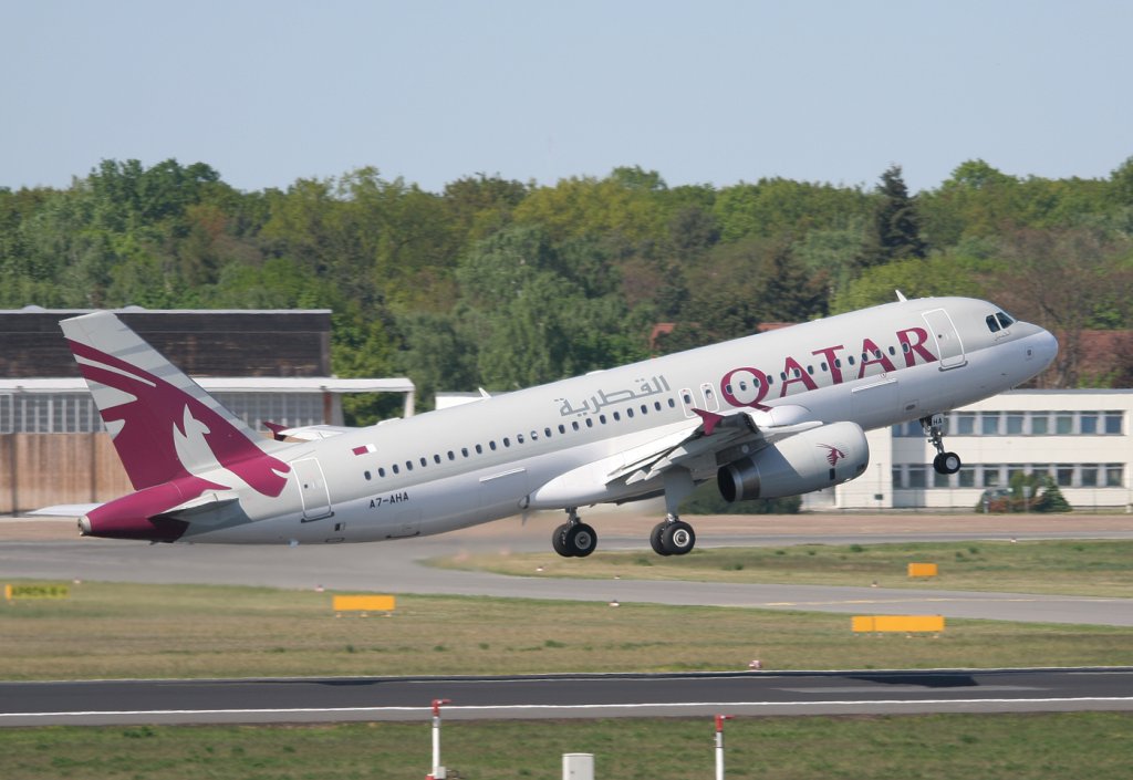 Qatar Airways A 320-232 A7-AHA beim Start in Berlin-Tegel am 30.04.2011