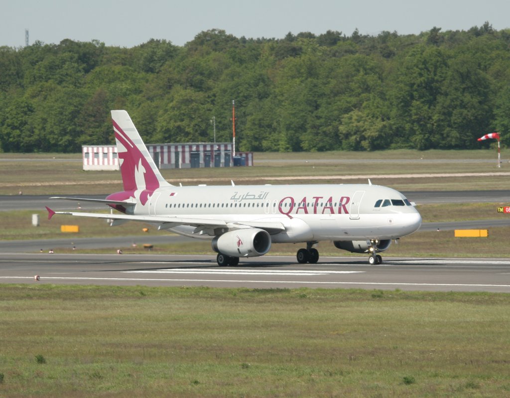 Qatar Airways A 320-232 A7-AHB beim Start in Berlin-Tegel am 08.05.2011