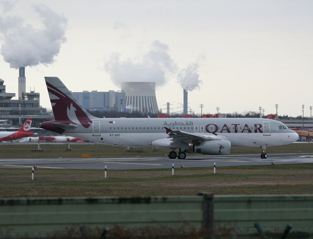 Qatar Airways A 320-232 A7-AHC auf dem Weg zum Start in Berlin-Tegel am 16.01.2011