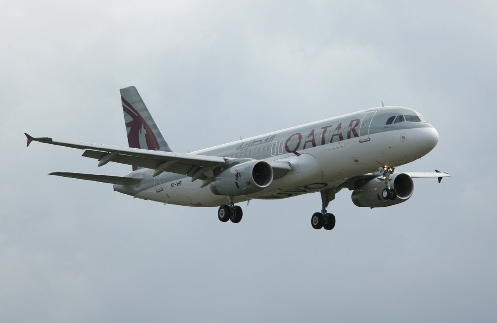 Qatar Airways A 320-232 A7-AHF kurz vor der Landung in Berlin-Tegel am 18.06.2011