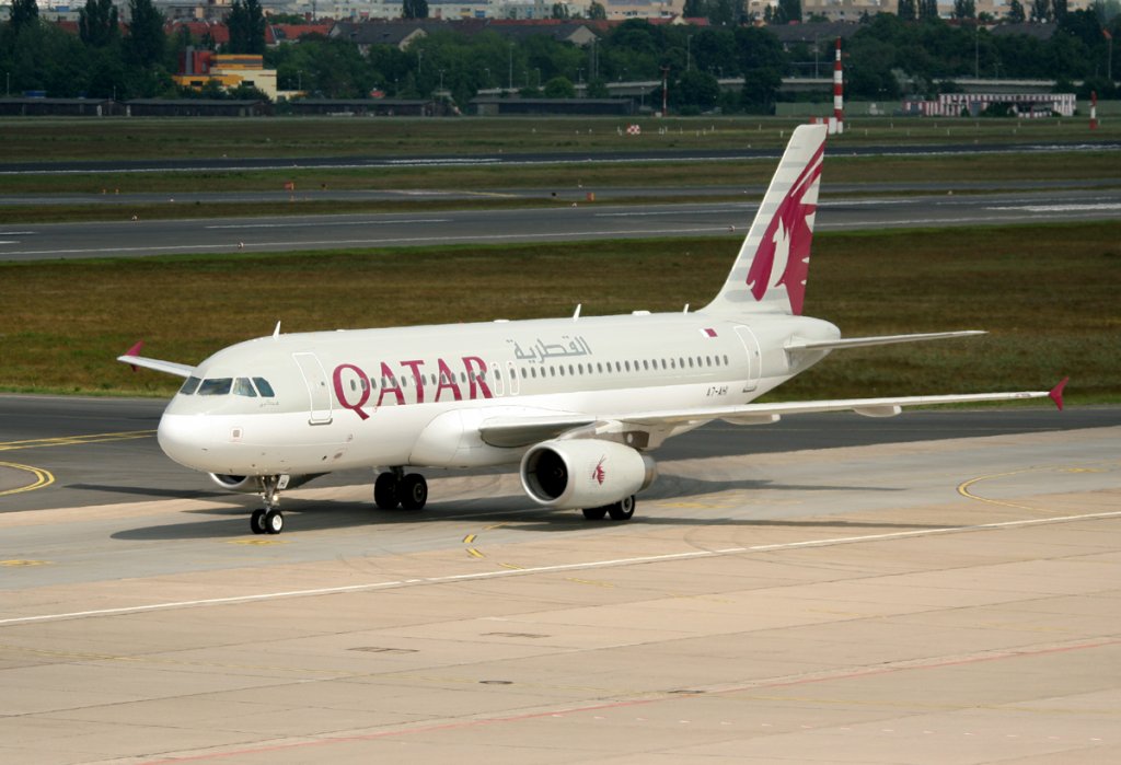 Qatar Airways A 320-232 A7-AHI bei der Ankunft in Berlin-Tegel am 22.05.2012