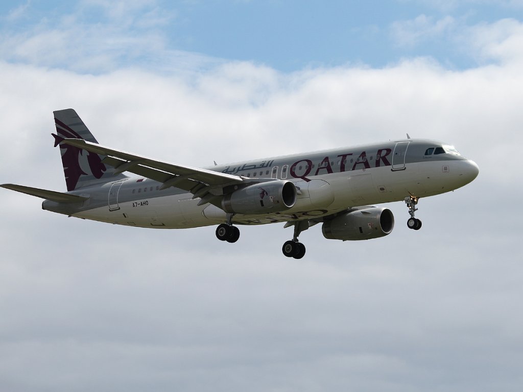 Qatar Airways A 320-232 A7-AHO bei der Landung in Berlin-Tegel am 21.07.2012