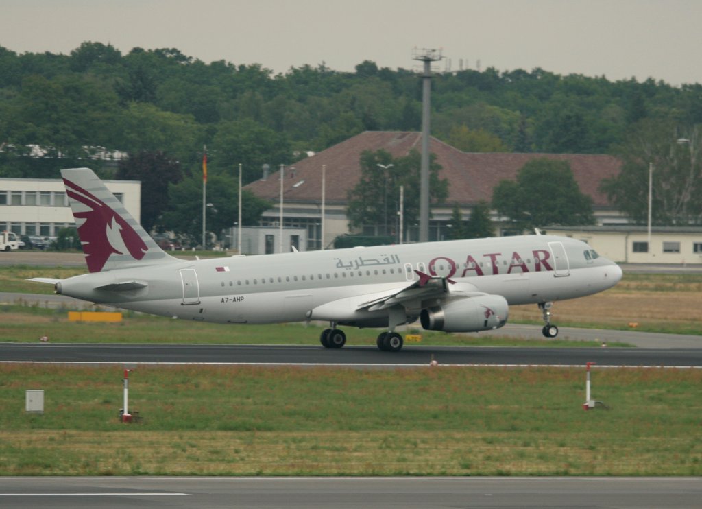 Qatar Airways A 320-232 A7-AHP beim Start in Berlin-Tegel am 03.07.2012