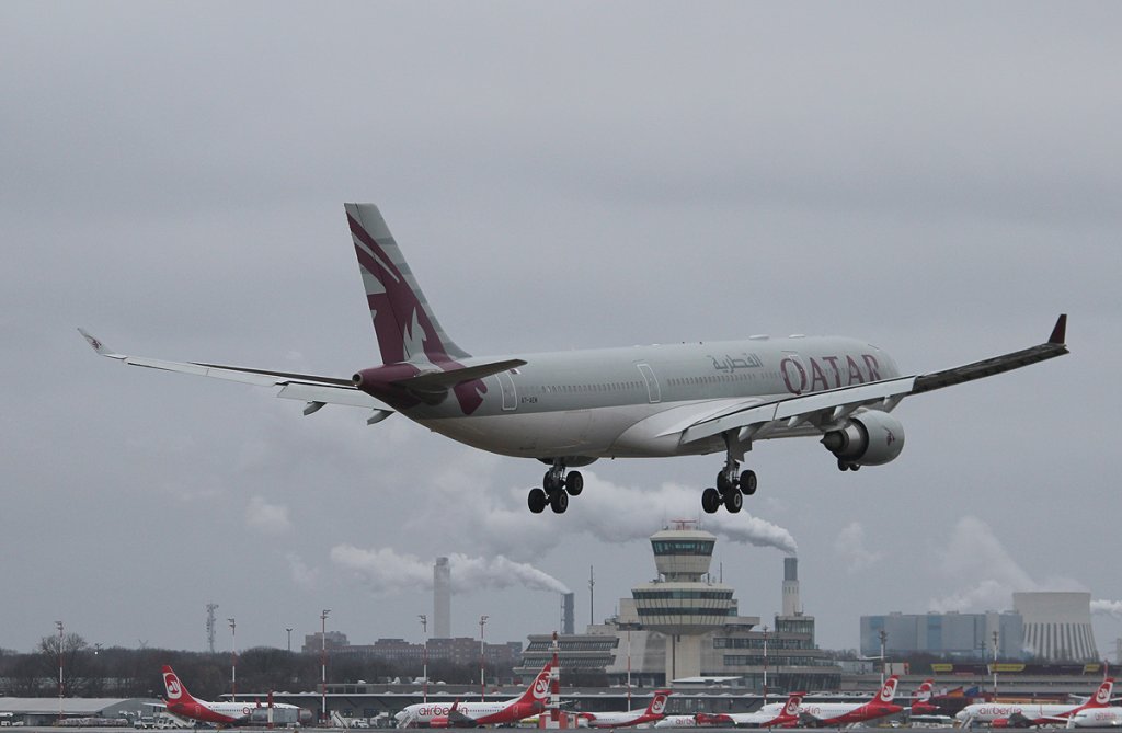 Qatar Airways A 330-302 A7-AEM bei der Landung in Berlin-Tegel am 03.03.2013
