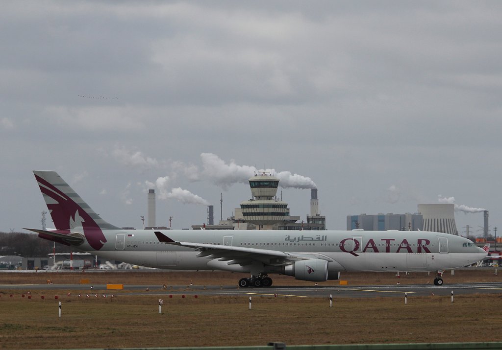 Qatar Airways A 330-302 A7-AEM kurz vor dem Start in Berlin-Tegel am 03.03.2013