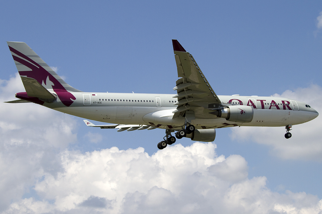 Qatar Airways, A7-ACE, Airbus, A330-202, 31.07.2011, GVA, Geneve, Switzerland




