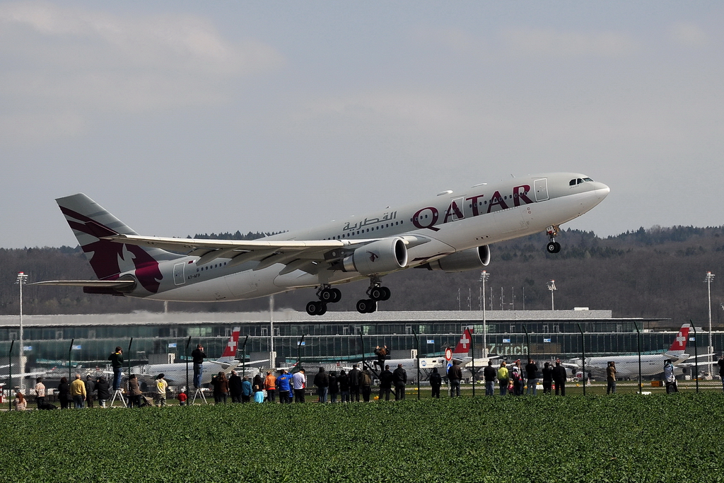 Qatar Airways, A7-AFP, Airbus A330-203. Diese Bemalung gibt es erst seit 2007, aber es ist schwierig das Tier am Heck richtig zu deuten. Sicher weiss es jemand von euch Spotterkollegen. 10.4.2010