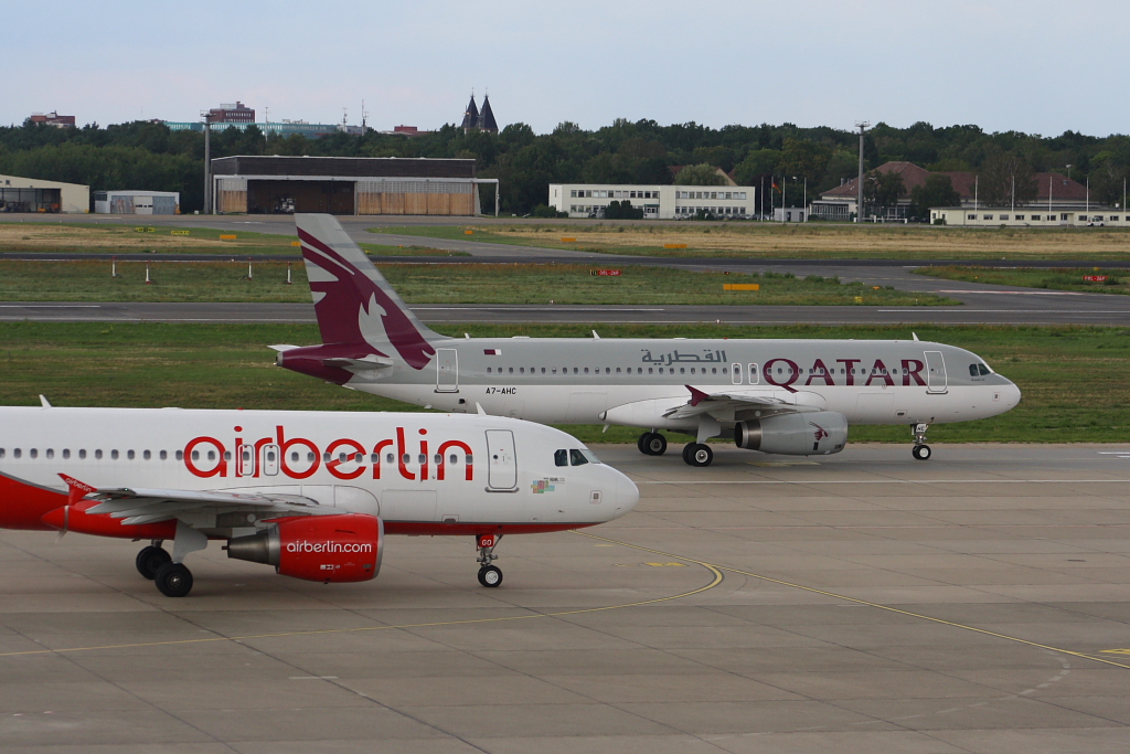 Qatar Airways Airbus A320-232 (Zulassung A7-AHC) und Air Berlin Airbus A319-112 (Kennung D-ABGO) auf dem Vorfeld in Berlin-Tegel am 19.08.10
