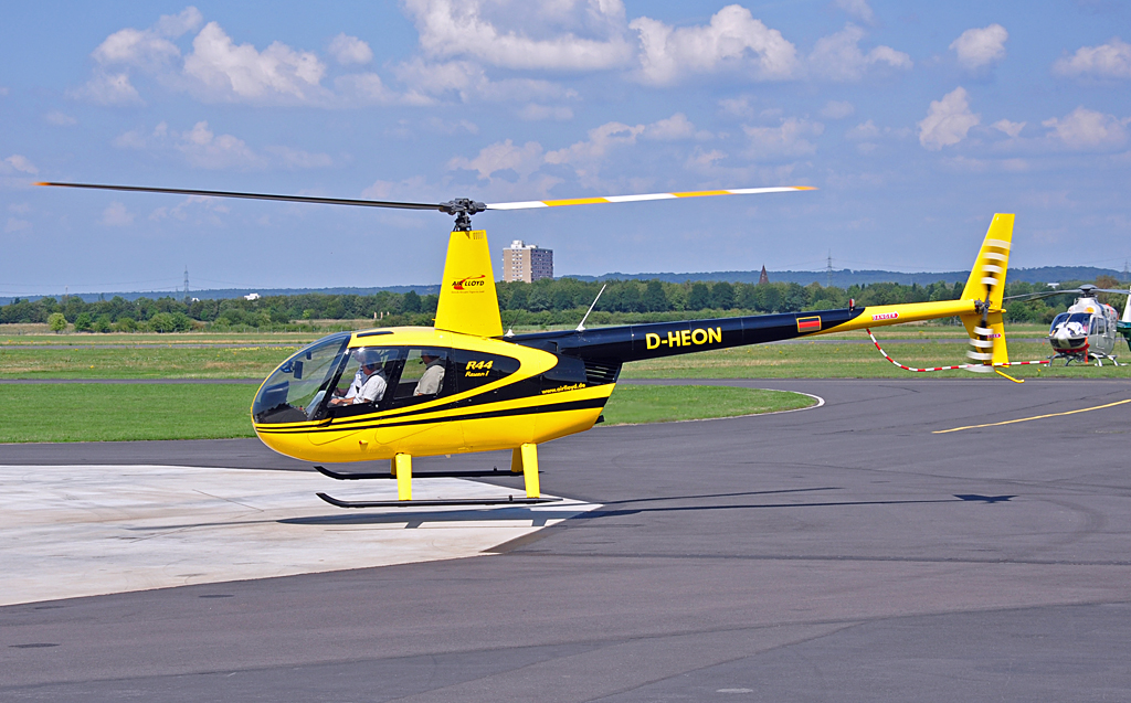 R 44 Raven I D-HEON, Air Lloyd, an der Tankstelle in Bonn-Hangelar 14.08.2010