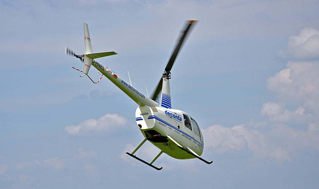 R 44 Raven II D-HNEL kurz nach dem Start zu einem Rundflug - Kirchheim 14.08.2010