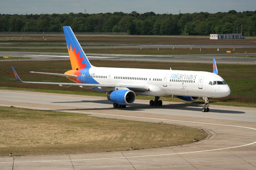 RAK Airways B 757-23N G-LSAK bei der Ankunft in Berlin-Tegel am 17.05.2012
