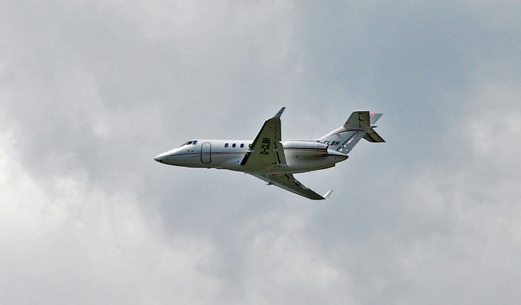 Raytheon Hawker 800 XP der  Elbe-Air  kurz nach dem Start in Dsseldorf - 07.06.2010