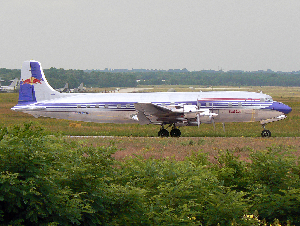 Red Bull DC-6 N996DM rollt zur 27 in GKE / ETNG / Geilenkirchen am 18.06.2007