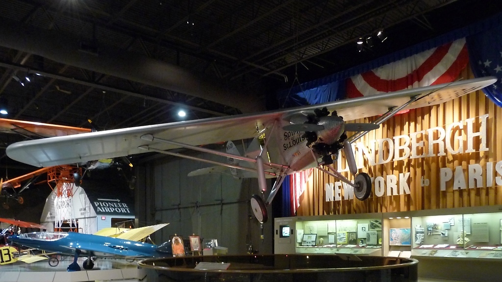Replica der berhmten  Spirit of St. Louis  im EAA Museum Oshkosh, WI (3.12.10). Gebaut in 90 Tagen ab 26. Oktober 1976 zur Jubilumstour 1977, bekam sie die selbe Nummer  N-X-211  wie die originale Maschine Lindberghs.