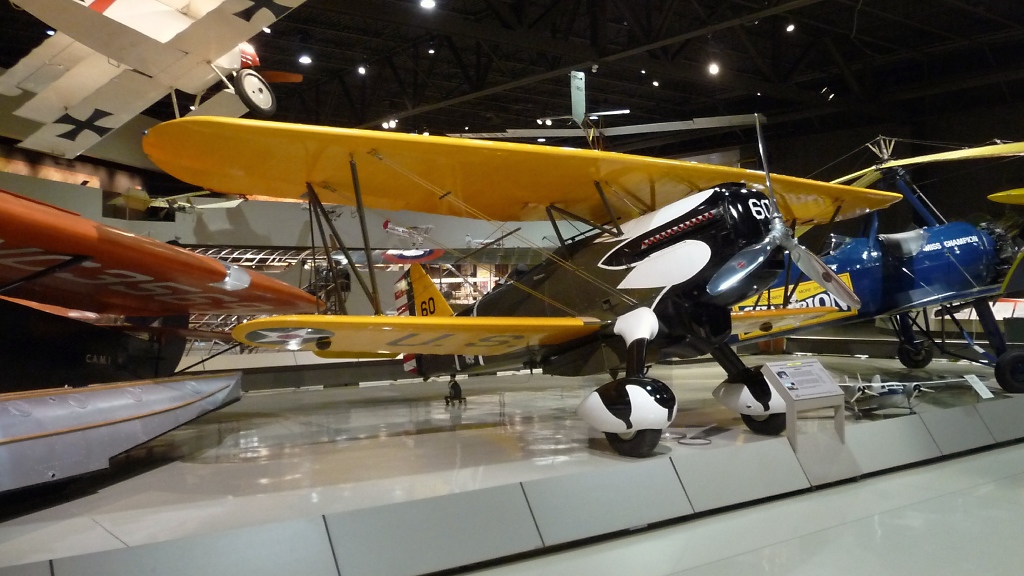 Replika einer Curtiss P-6E Hawk im EAA Museum Oshkosh, WI (3.12.10).
Die Hawk war der letzte Doppeldecker mit Stoff-bespannten Tragflchen des US-Army Air Corps. Aufgrund der einsetzenden Depression wurden Anfang der 1930er Jahre nur 46 Stck beschafft. Die Replika wurde von Ralph Rosnick nach Original-Plnen gebaut und debtierte 1992 in der  Schneeeulen -Bemalung der 17th Pursuit Squadron.
