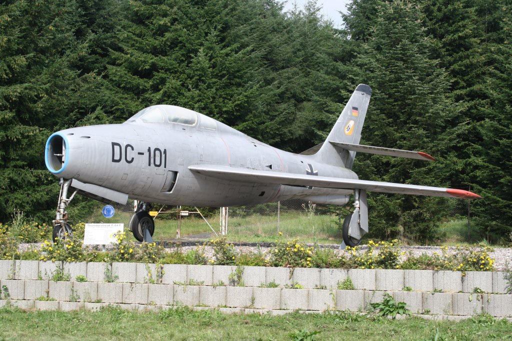 Republic F-84F Thunderstreak - DC-101 - Jagdbombergeschwader 33

Torwchter des Fliegerhorst Bchel/Eifel aufgenommen am 20. August 2009 whrend des Foto-Tags