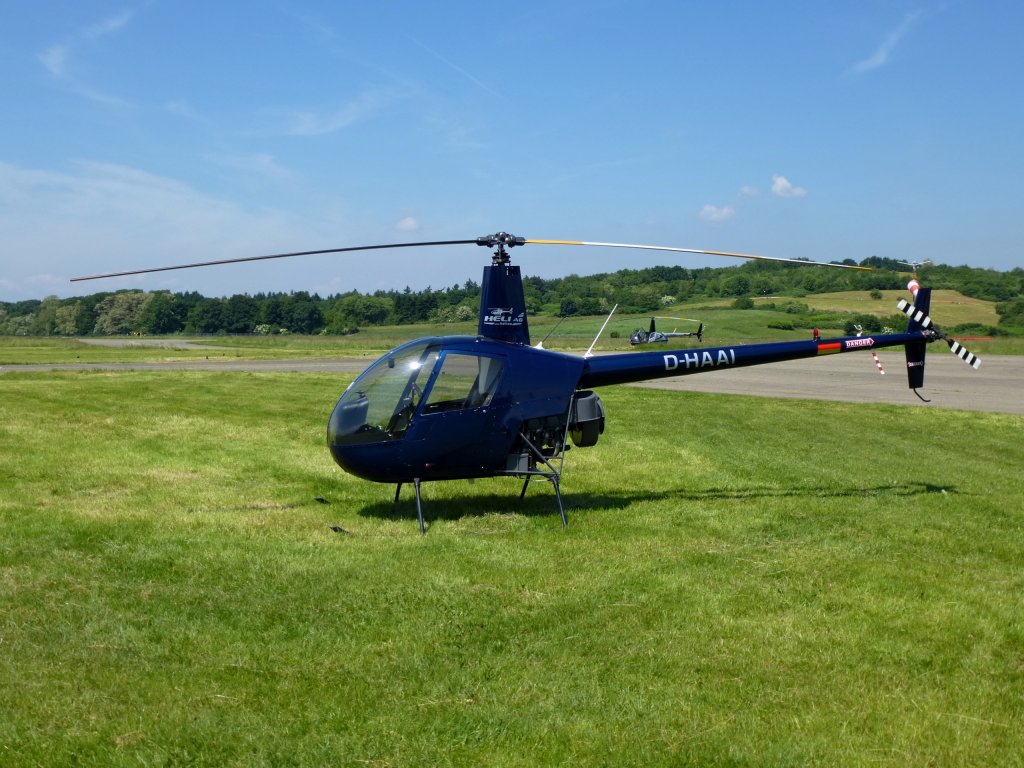 Robinson R 22, zweisitziger Hubschrauber aus den USA, Tag der Offenen Tr am Freiburger Flugplatz, Juni 2013