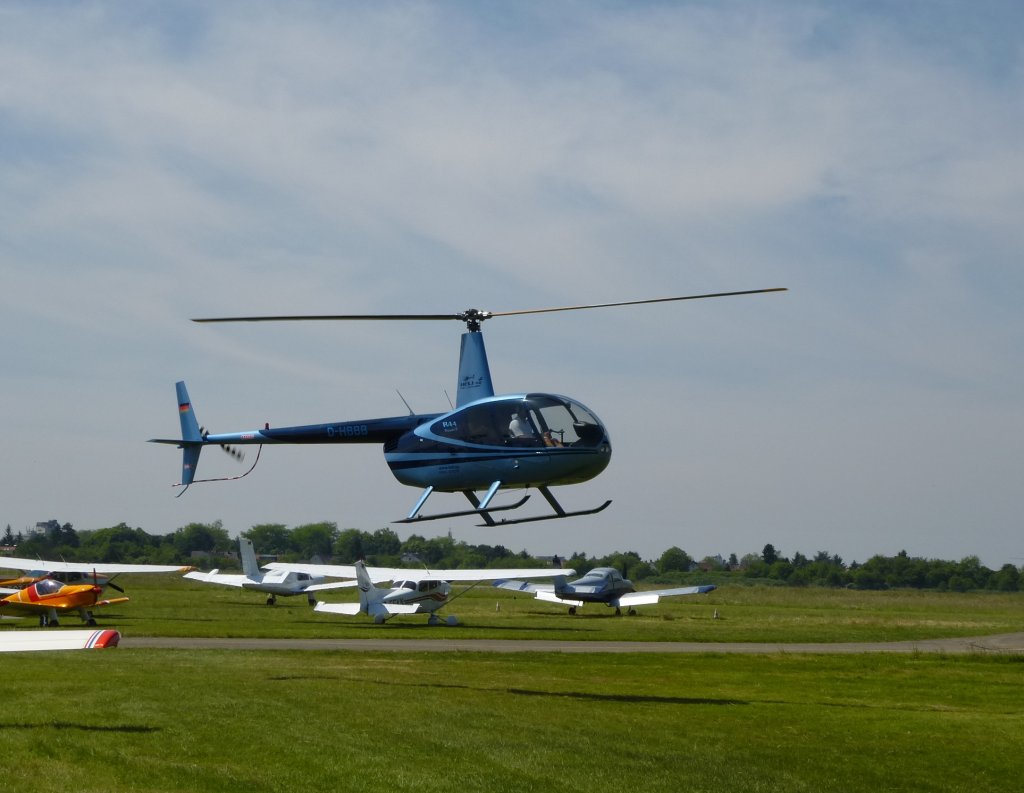 Robinson R 44, 4-sitziger Hubschrauber aus den USA, Tag der Offenen Tr am Freiburger Flugplatz, Juni 2013