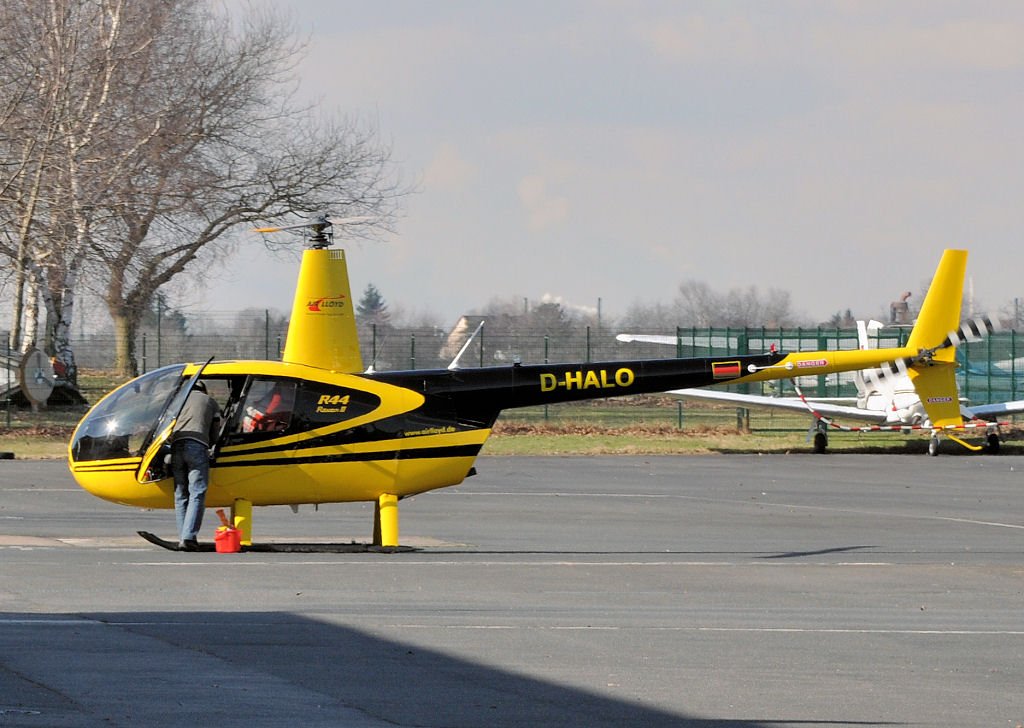 Robinson R 44 Raven II, D-HALO, vor der Air-Lloyd-Halle in Bonn-Hangelar - 04.03.2010
