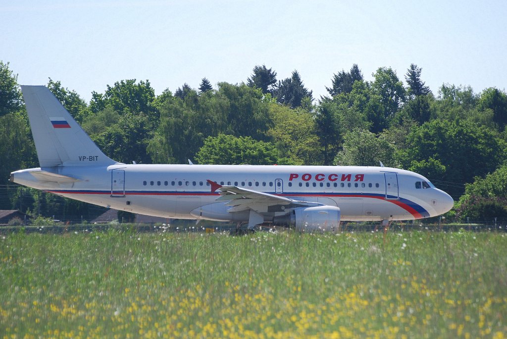 Rossija Airbus A319 VP-BIT rollt in Hamburg Fuhlsbttel zum Start aufgenommen am 03.06.10