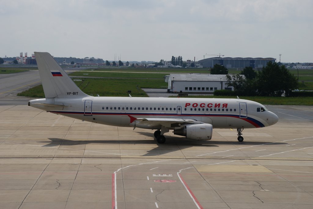 Rossija Airlines, Airbus A319-100, Kennung: VP-BIT rollt zur Startbahn in Berlin-Schnefeld am 02.07.2009