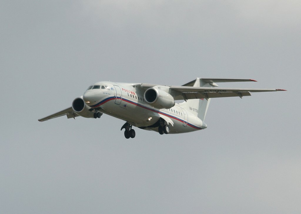 Rossiya An-148-100B RA-61706 bei der Landung in Berlin-Schnefeld am 10.07.2012