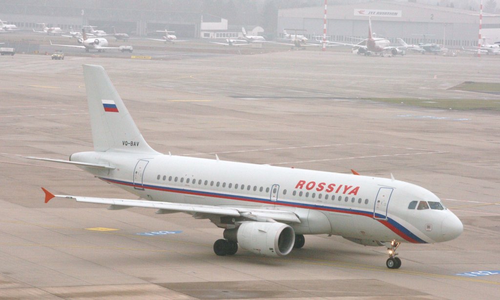 Rossiya (VQ-BAV  A319-111) am Flughafen Dsseldorf,7.2.2010.