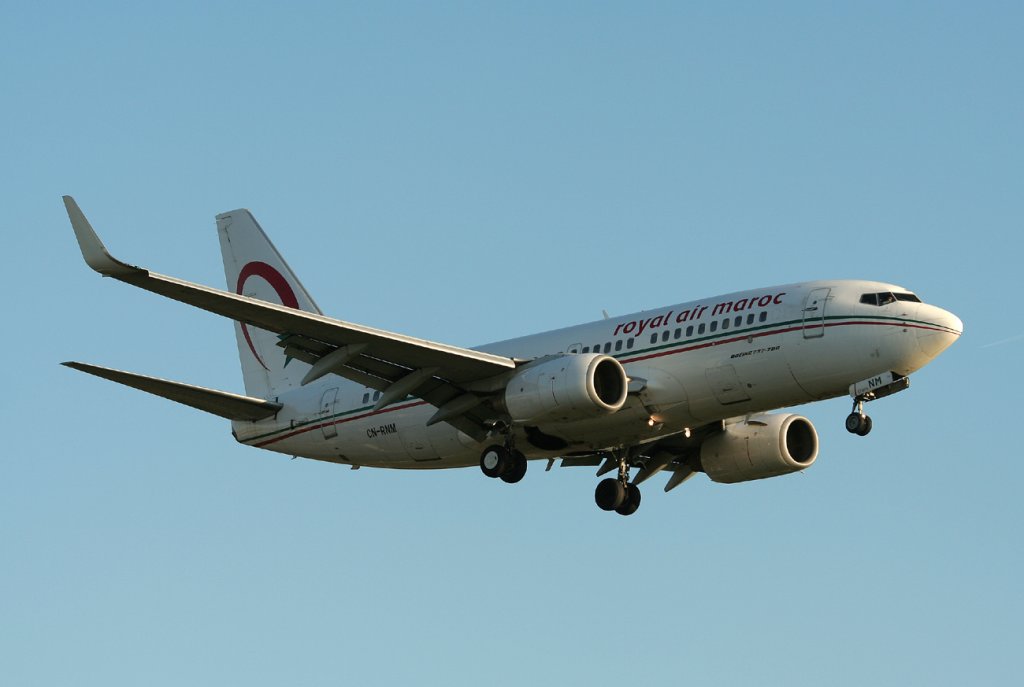 Royal Air Maroc B 737-7B6 CN-RNM kurz vor der Landung in Berlin-Tegel am 30.09.2011