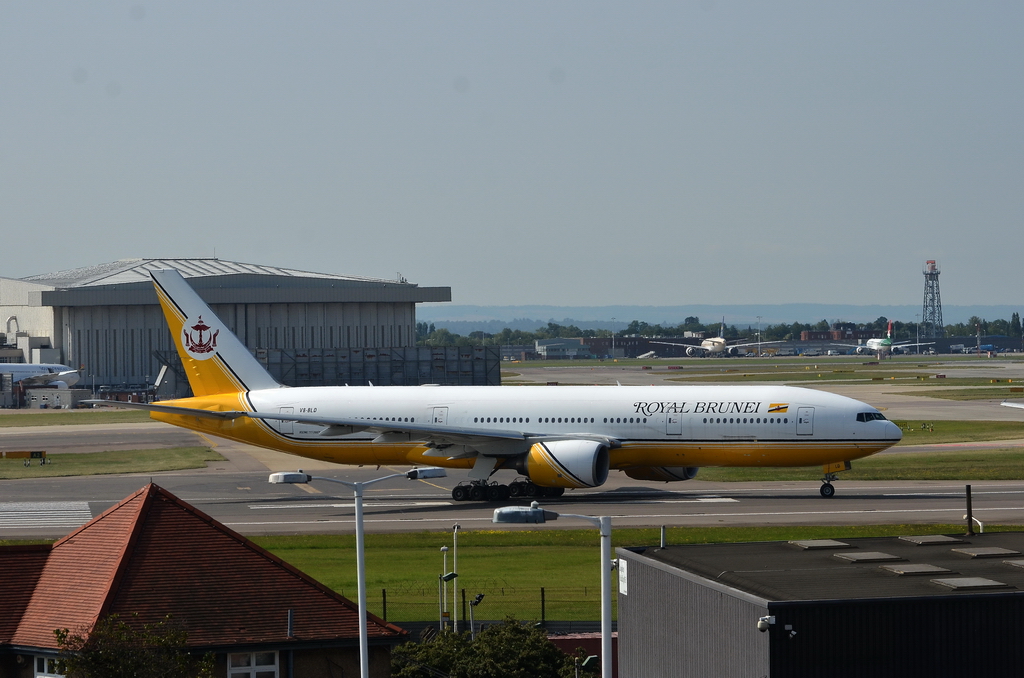 Royal Brunei, V8-BLD, Boeing 777-212/ER. Kein armer Staat dank dem Erdoel, aber auch eine schne Bemalung in gelb, was man seltener sehen kann. 31.7.2011