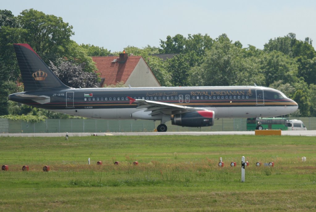 Royal Jordanian Airlines A 320-232 JY-AYR kurz vor dem Start in Berlin-Tegel am 25.06.2012