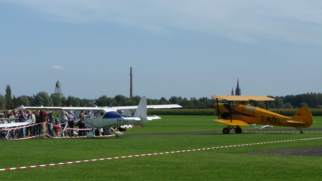 Rckansicht auf die Platzer Kiebitz, D-MZEL, und eine B&F FK-9 Mk III, PH-3U2, auf dem Flugplatz Niershorst am 11.9.2010. 


Danke, Wolfgang...
