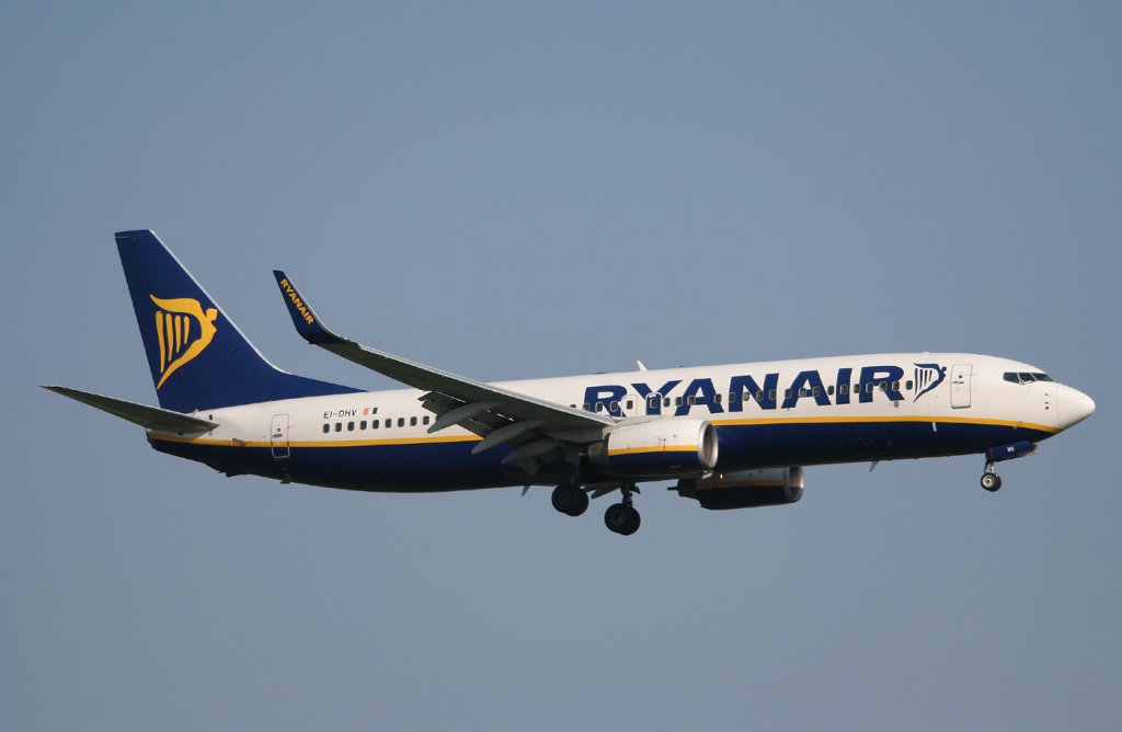 Ryanair B 737-8AS EI-DHV kurz vor der Landung in Berlin-Schnefeld am 22.04.2011