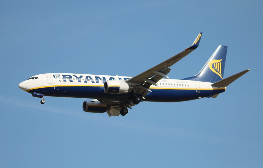 Ryanair B 737-8AS EI-DHX bei der Landung in Berlin-Schnefeld am 10.09.2012