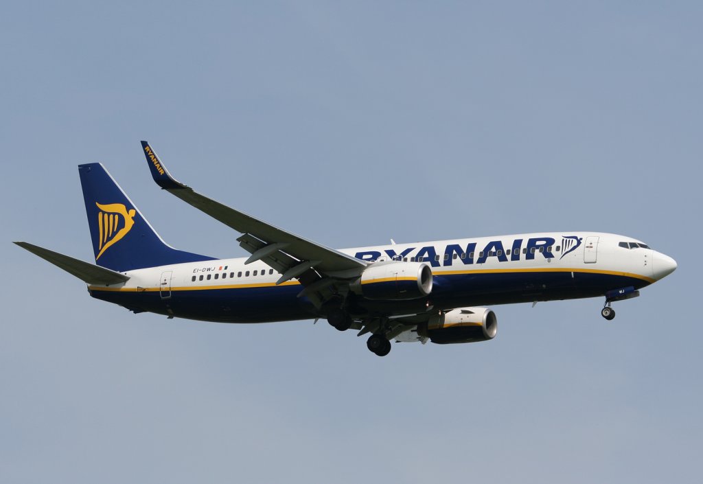 Ryanair B 737-8AS EI-DWJ im Landeanflug in Berlin-Schnefeld am 06.06.2010