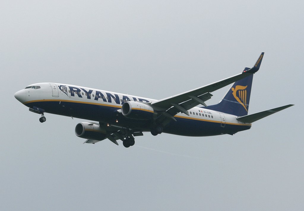Ryanair B 737-8AS EI-EBL im Landeanflug in Berlin-Schnefeld am 07.06.2010